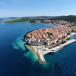 By The Sea - 9000 Apartman *